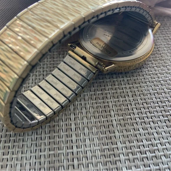 Timex indigo gold tone watch. For men or woman. - Picture 4 of 4